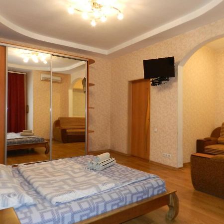 1-Room Apartment 50M2 On Metalurhiv Avenue 17, By Grandhome Zaporizhia Екстериор снимка