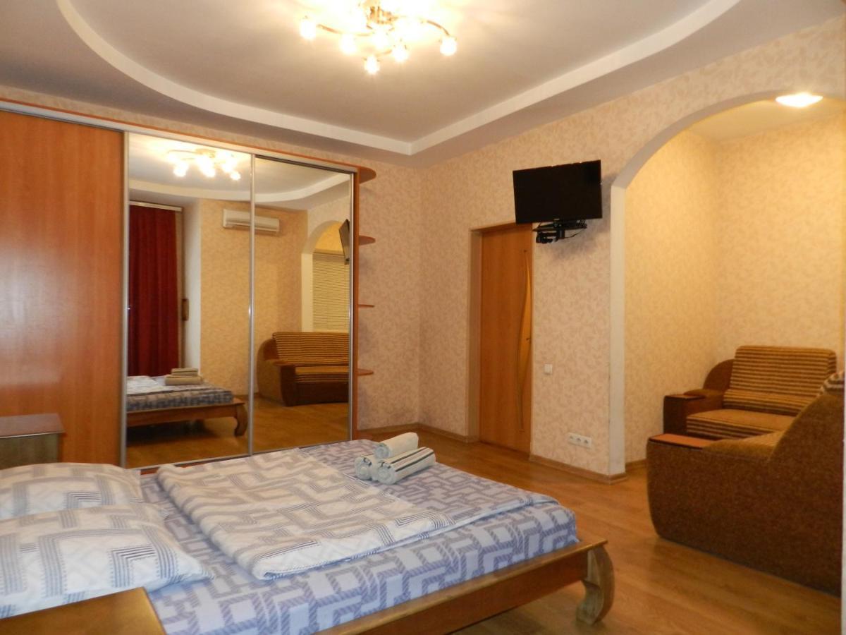 1-Room Apartment 50M2 On Metalurhiv Avenue 17, By Grandhome Zaporizhia Екстериор снимка